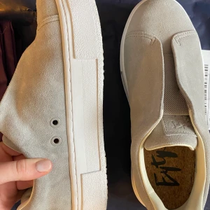 Grå eytys  - Jättefina säljs pga för små. Använda exakt 1 gång. Påsen följer med, nypris 1800kr. Frakten tillkommer