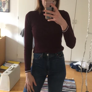 Tröja  - Vinröd ribbad tröja i storlek S från KappAhl. Den är använd några gånger, men i fint skick. 