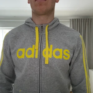 Adidas - Huvtröja Adidas. Några år på nacken.