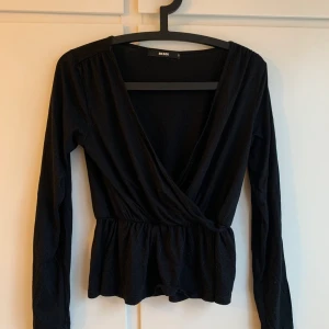Svart omlott topp  - Enkel svart omlott topp. Knappt använd så gott skick.
