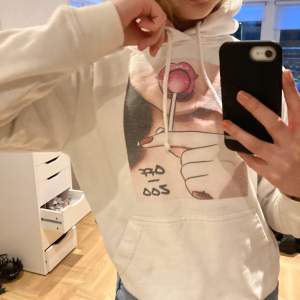 Jättefin hoodie från off zoo me trycket ”lollipop” köpt för 600 kr men inte alls sliten och trycket är helt så budet startar på 250 kr🤍