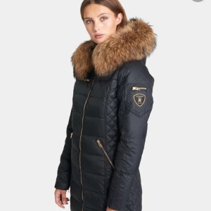 Rockanblue jacka,väldigt bra skick, Stl 34. - En Rockanblue jacka jag skulle använt förra vintern men aldrig gjorde , haft den på mig en gång ute. Väldigt fin och helt ny annars. Inget kvitto men är i väldigt bra skick.