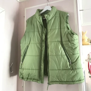 Grön väst - Snygg ljusgrön väst med snygg oversized passform, jag har i vanliga fall S och västen är XL, så den passar till olika storlekar beroende på hur man vill att den ska sitta💚 Hör av er om ni har frågor eller vill ha fler bilder💘 HÖGSTA BUD just nu: 300kr+frakt. Obs, bindande bud!:) ❗️AVSLUTAS: LÖRDAG 20/2 KL. 13.00❗️