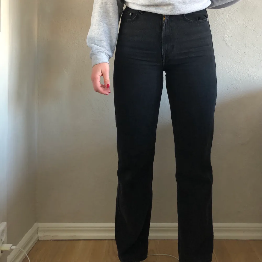Ett par weekday jeans endast använda ett fåtal gånger, är i nyskick. Jag är 169 cm lång. Strl 28/32. Jeans & Byxor.
