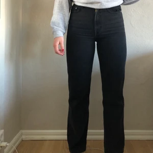 Weekday Rowe Jeans strl 28/32 - Ett par weekday jeans endast använda ett fåtal gånger, är i nyskick. Jag är 169 cm lång. Strl 28/32