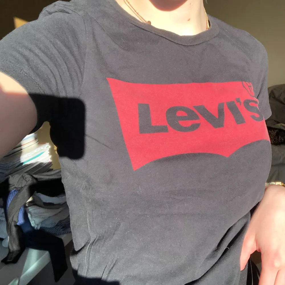 Säljer en svart Levis tröja med rött levis tryck, använd fåtal gånger! Storlek XS. Skicka privat vid intresse 💋. T-shirts.