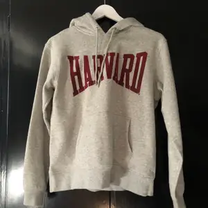Harvard hoodie från HM. Storlek Small och i väldigt bra skick