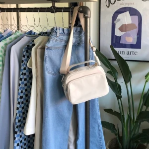 Emilie Malou x NA-KD kjol - Den här kjolen är perfekt för sommaren och har en knälång längd med en volangdetalj, en sidodragkedja och hög midjepassform. Den här kjolen kommer i blått. 100% NY