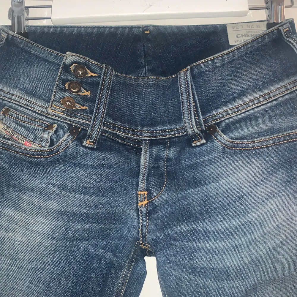 Riktigt coola lågmidjade jeans från 2000/90- talet. Snygga och bra kvalite. Sälj pga de blivit för små på mig (där av inga bilder med jeansen på)  storlek : W25 L32. Jeans & Byxor.
