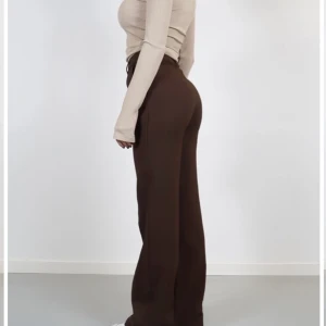 Bruna byxor  - Byxor i storlek xs, slutsålda på hemsidan! Lite stora i storleken så passar även för dom som är storlek s. Helt oanvända då dom var för små för mig. Startbud på 300. Starta budgivningen i kommentarerna! 