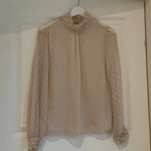 Blus från Zara - Supersöt blus från Zara i storlek M. Endast använd en gång, så i superfint skick. 
