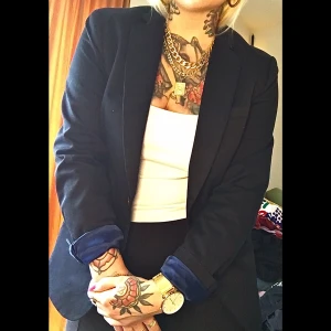 Kavaj  - Herrkavaj i storlek M från scotch&soda , något tjockare i kvalite, bomull. Kan användas som ytterjacka eller kostymjacka 😌. Djup Marinblå med blå insida, bruna knappar :) ej vadderad i axlar. På mig är den något oversized/boxy (är en 38/40-M-L,168cm)  köpt ny och sparsamt använd.