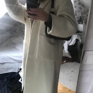 Vit kappa i ull från weekday nyskick.  - Varm kappa pefekt till vintern och våren. Storkek S men ganska oversized. Köpt för 1200kr använd 2 gånger. Köparen står för frakt💜💜💜✨✨