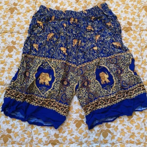 Shorts med elefanter 🌞 hippie  - Coola, mysiga shorts i lite längre modell med elefanter. Resår i midjan. Passar mig i S bra. 