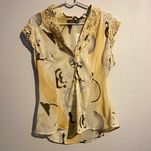 Oanvänd blus - Helt oanvänd blus från mexx. Storlek 42 men det är en liten 42. Passar mig som normalt har 36/S. Ord pris 599kr. Buda i kommentarerna eller köp direkt för 250kr+frakt