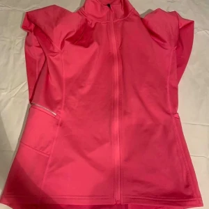 En träningskofta för 50kr helt ny!! - En träningskofta för 50kr helt ny