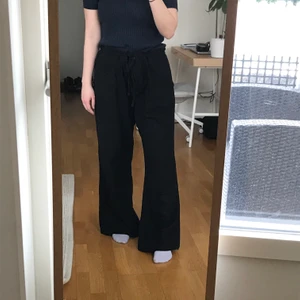 Svarta linnebyxor  - Supersköna svarta linnebyxor i 100% lin med knytband i midjan. Lite för stora på mig som är 165cm.