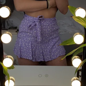 Blommig kjol - Jättefin lila blommig kjol från Zara som tyvärr är för liten för mig. Använd någon enstaka gång, så i fint skick! 