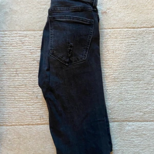 Snygga jeans!   - Så sköna, stretchiga jeans med litet hål precis ovanför knät. Spårbar frakt tillkommer - 66kr😊