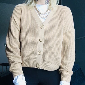 Kofta  - Stickad kofta i bomull från märket Stradivarius, något kortare i modell. Storlek M men passar även L! Sparsamt använd, inga slitage.