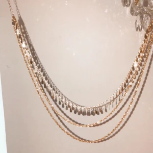 HALSBAND - FINT HALSBAND, använt 1 gång. Vet inte var de är ifrån då de var en alla ❤️ dag present, säljer pga inte min stil.