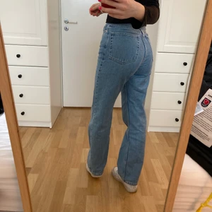 Rowe jeans  - Jättefina ljusblå Rowe jeans från weekday. Använda fåtal gånger så i nyskick! Originalpris 500kr