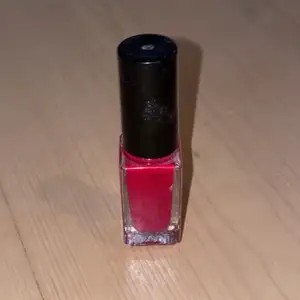 Nagellack i mörk rosa.