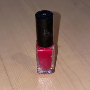 Nagellack - Nagellack i mörk rosa.
