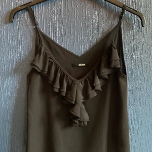 Linne - Väldigt fint svart linne från bikbok med volanger. Köpt för 250kr säljer den för 100kr och jag bjuder på frakten