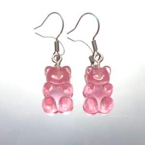 Populära gummibjörn örhänge i rosa med silver öronkrokar. Nickelfria och handgjorda. 59kr + frakt. Vid köp av två eller fler par grattis frakt. Begränsad antal!