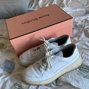 Acne studios skor - Säljer mina älskade acne studios skor i storlek 43, använda 4 gånger inga flaws bara lite creases och ytligt smuts som går bort med lite vatten. Säljer pågrund av att man är en fattig student. Nypris 3000 så de är ett riktigt steal. Pris kan diskuteras vid snabbaffär