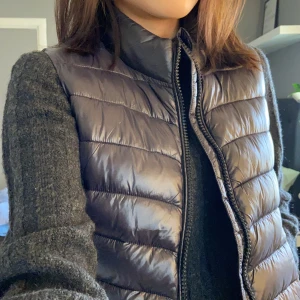 Väst från Mango - Väst från Mango. Ny skick! Använd 2 gånger. Köparen står för frakten!