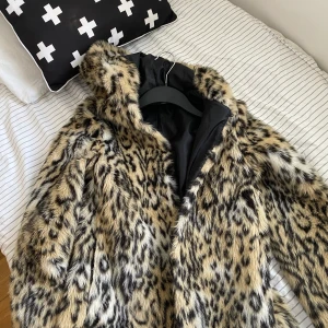 Leopard pälsjacka med luva  - Skit snygg leopard pälsjacka med luva. Använd en halv vinter, nypris 499kr men säljer för 150kr 