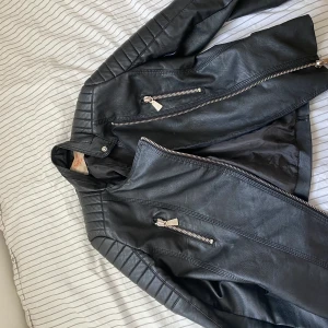 Trendig skinnjacka - Skinnjacka från chicuelle, tyget innan på har gått upp lite. Annanrs inget fel på den, speciellt inte som syns. Nypris 699kr säljer för 150kr
