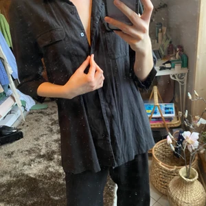 Svart skjorta - Svart/grå skjorta köpt second hand. Väldigt bra skick och endast använd några gånger. Säljer pga ej plats i garderoben. Kan mötas upp i Stockholm eller frakta! 