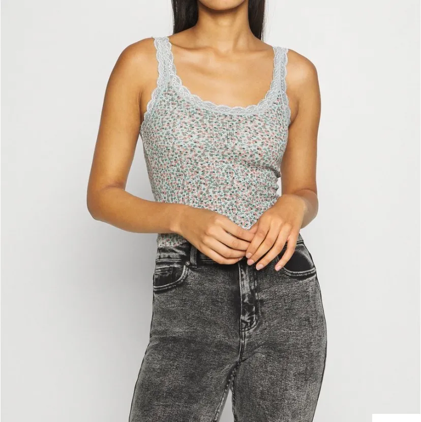 Säljer linnet ”seafoam tank” från Urban Outfitters! Slutsålt på zalando! Linnet är i str M och är så gott som i nyskick. Endast använt fåtal gånger. Ställ gärna frågor! (Säljs för 200kr på UO) 🤎. Toppar.