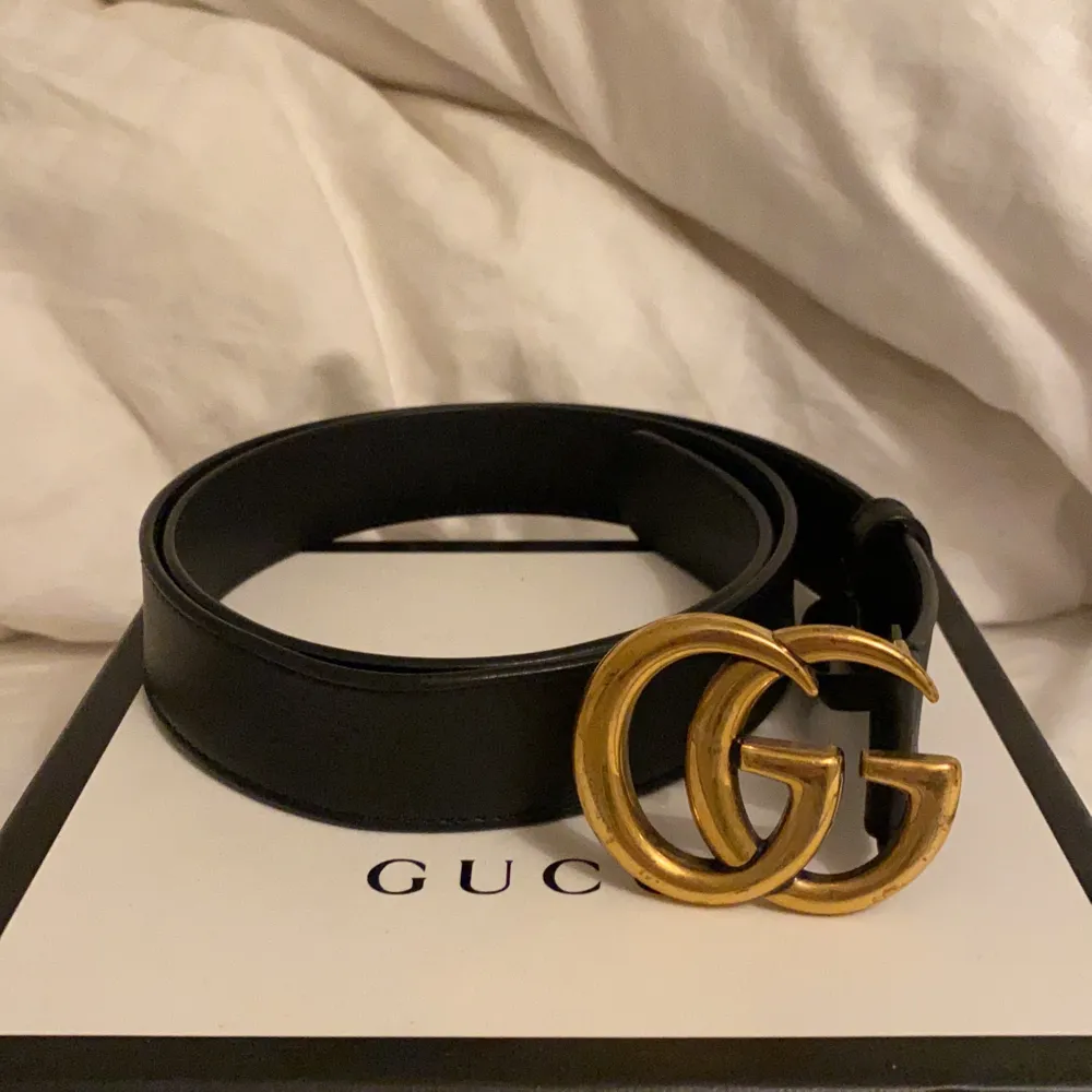 Äkta Gucci skärp köpt 2018 i Guccis butik i New York. Använt ett fåtal gånger, nästan i nyskick. Finns äkthets bevis. Nypris ca 5800 kr. . Accessoarer.
