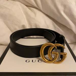 Äkta Gucci skärp köpt 2018 i Guccis butik i New York. Använt ett fåtal gånger, nästan i nyskick. Finns äkthets bevis. Nypris ca 5800 kr. 