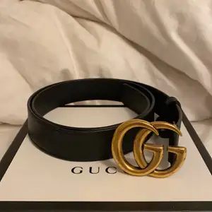 Äkta Gucci skärp köpt 2018 i Guccis butik i New York. Använt ett fåtal gånger, nästan i nyskick. Finns äkthets bevis. Nypris ca 5800 kr. 