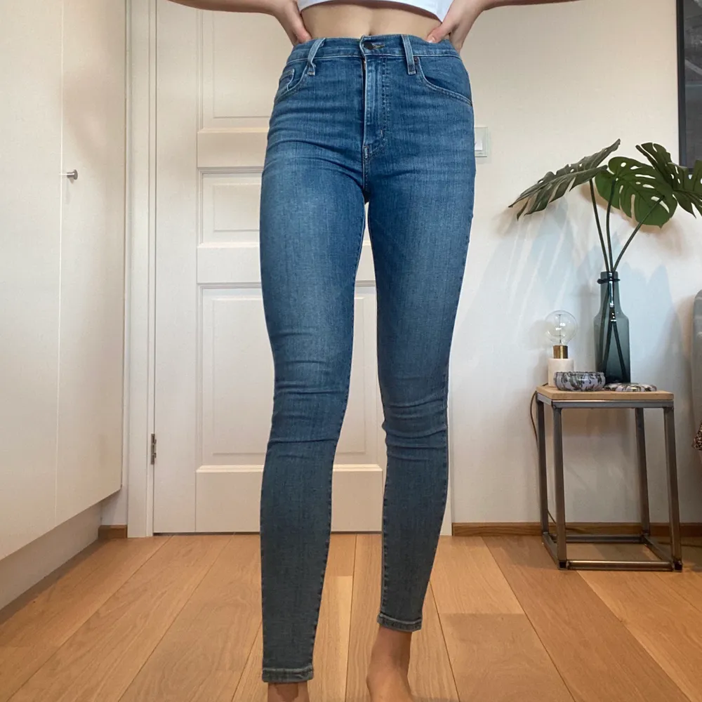 Säljer mina Levis jeans i modellen mile high super skinny i en mediumtvätt. Bra skick!. Jeans & Byxor.