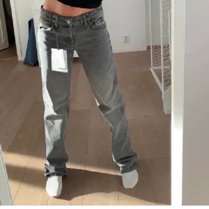 SLUTSÅLDA lowaisted Zara jeans - Jag säljer dessa SLUTSÅLDA grå zara jeansen i storlek 38. HELT NYA med PRISLAPP KVAR🤎🤎  De är raka och lågmidjade i modellen. Buda från 300 eller köp direkt för 590 kronor🤎🤍🤎 HÖGSTA BUD JUST NU: 470kr