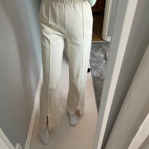 Byxa storlek xxs - Intressekoll på mina beiga byxor från ginatricot i storlek xxs. Säljer bara om jag får ett bra pris från 200kr❤️