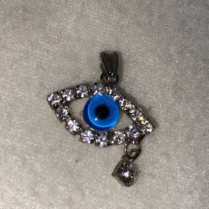 Hängsmycke  - Hängsmycke med ett öga                                                 Frakt tillkommer!