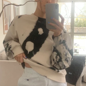 Sweatshirt i batikmönster - Sweatshirt i batikmönster från Weekday, sparsamt använd.  Köparen står för frakt. Nypris 400kr