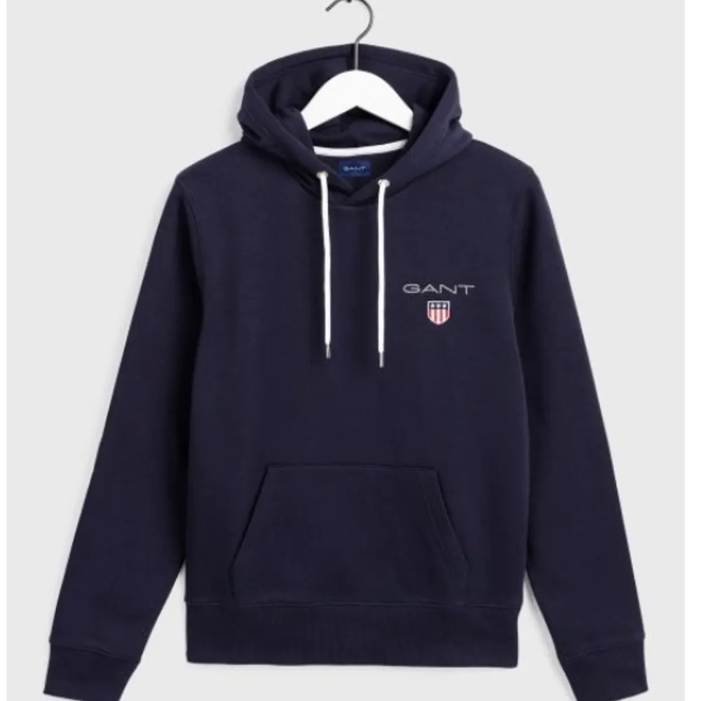 Helt ny och jätte skön. Köptes i helgen men är tyvärr för liten. Vanlig mörkblå hoodie med gantmärke på ena sidan, vita snören. Storlek S, aldrig använt endast testat. Köptes för 1099kr. På bilden är det en kille som bör hoodien men det finns även i tjejmodell. Vet inte riktigt vilken jag har men den funkar för båda. . Hoodies.