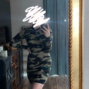 Militär klänning - En knälång militär klänning med justerbar dragkedja vid halsen💕 näst intill oanvänd! Strl är S men sitter bra mycket bättre på en XS💚 frakt tillkommer på 63kr📦