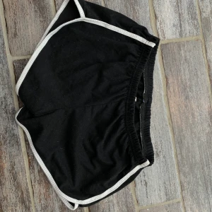 Svartashorts - Jättesköna shorts i storlek M, mer som en xs/s. Säljer för 30kr . Kan mötas upp i Helsingborg/Båstad men även frakta. Står ej för kostanden av frakt. Endast swich🤎