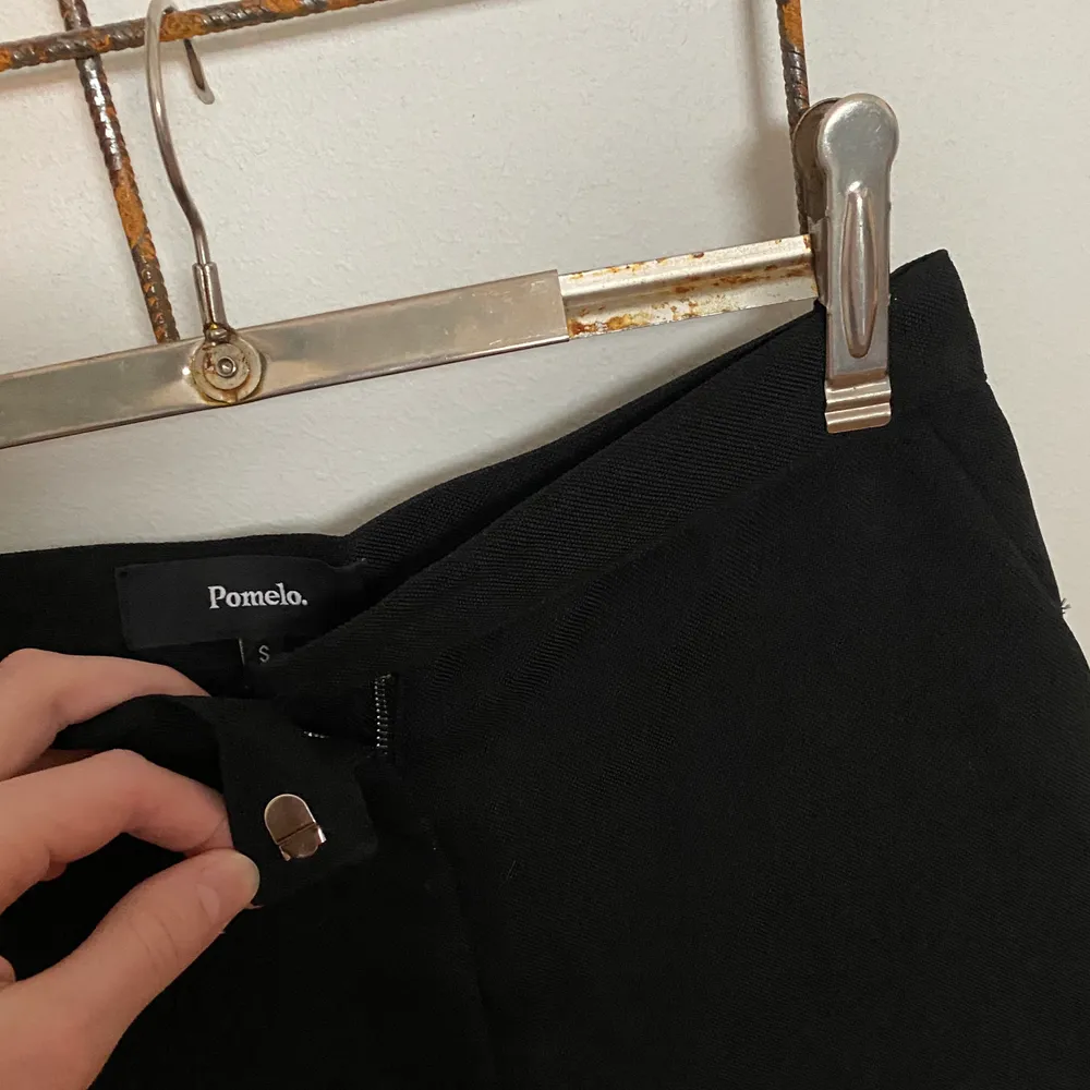 Svarta Kostymshorts från Pomelo. Strl. S / XS. Två fickor på framsidan. Perfekta sommar shortsen till en kavaj/topp. Använt ca 2-3ggr men säljes pga lite för små. . Shorts.