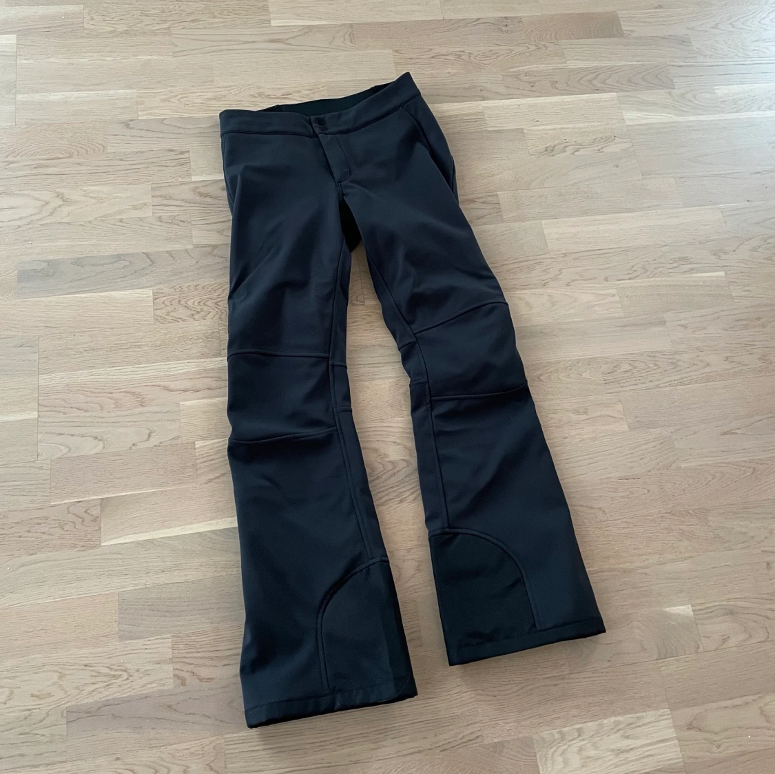 Populära utsvängda skidbyxor från peak