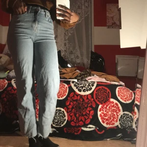 Ljusa jeans ankle cut  - Fina ljus blåa jeans, i wide fit, har distressed look vid nedre delen. sitter bra i midjan och rumpan. pris kan alltid diskuteras!